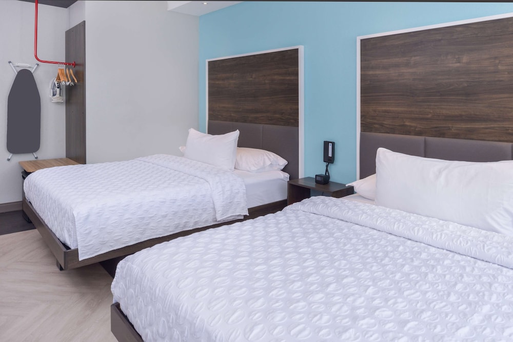 Room, 2 Queen Beds, Accessible, Bathtub photo 1
