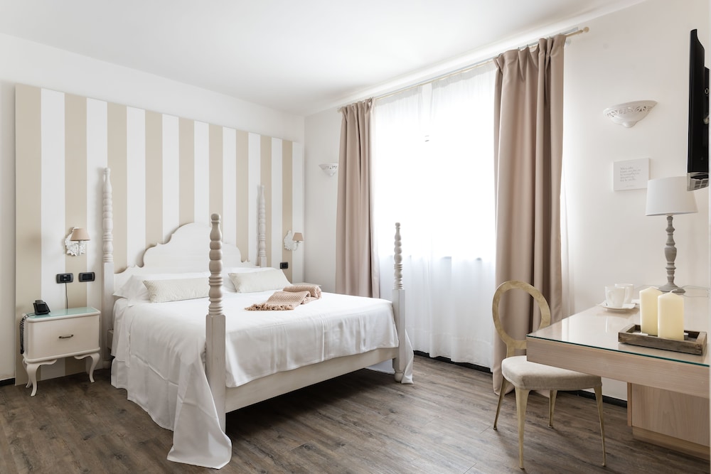 Double or Twin Room - Photo 2