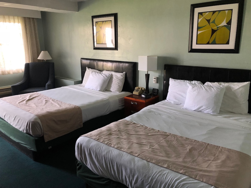 Standard Room, 2 Queen Beds, Non Smoking - Photo 2