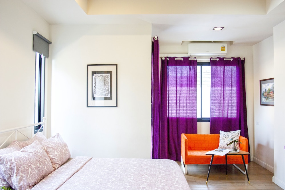 Deluxe Studio, 1 Queen Bed, Corner photo 2