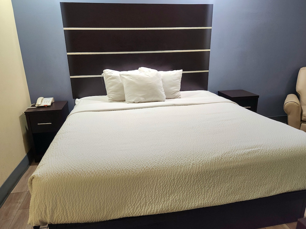 Deluxe Room, 1 King Bed, Non Smoking - Photo 2
