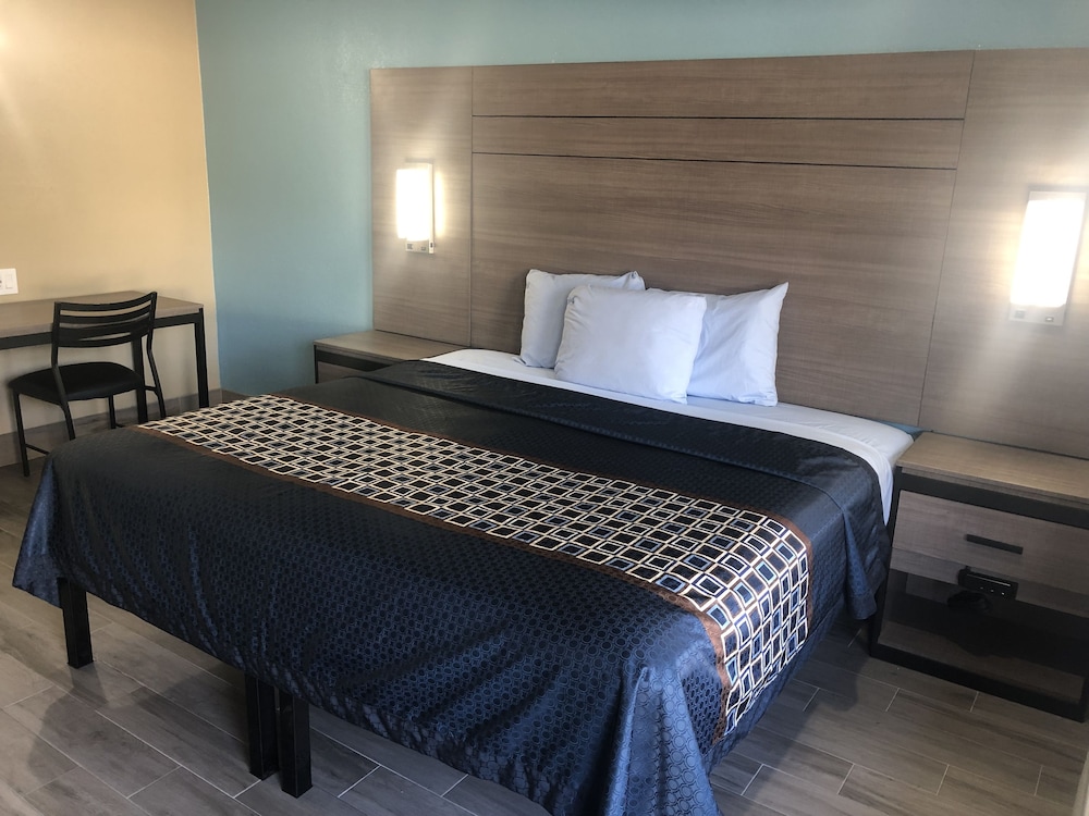 Single Room, 1 King Bed, Smoking