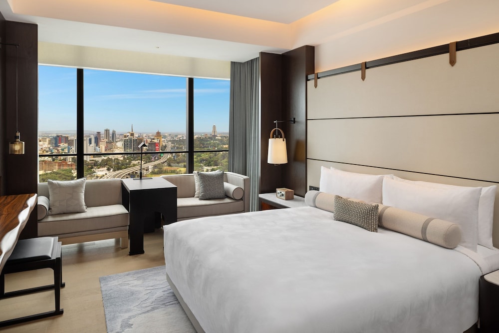 Club Room, 1 King Bed, City View photo 1