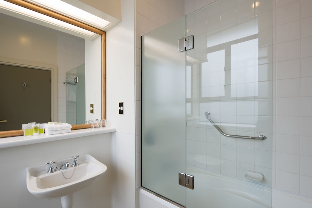 Standard Twin Room thumbnail 6