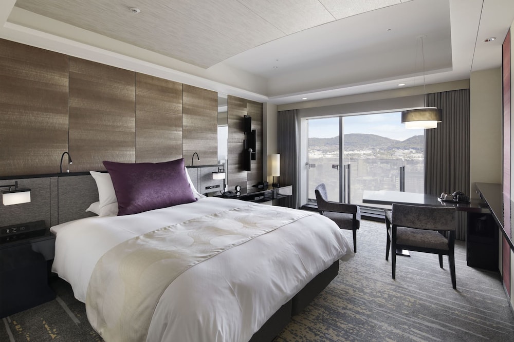 Non Smoking, 1 King Bed, Granvia Deluxe Room with Club Lounge Access - Photo 2