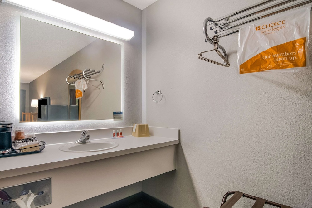 Standard Room, 2 Queen Beds, Non Smoking, Ground Floor - Photo 5