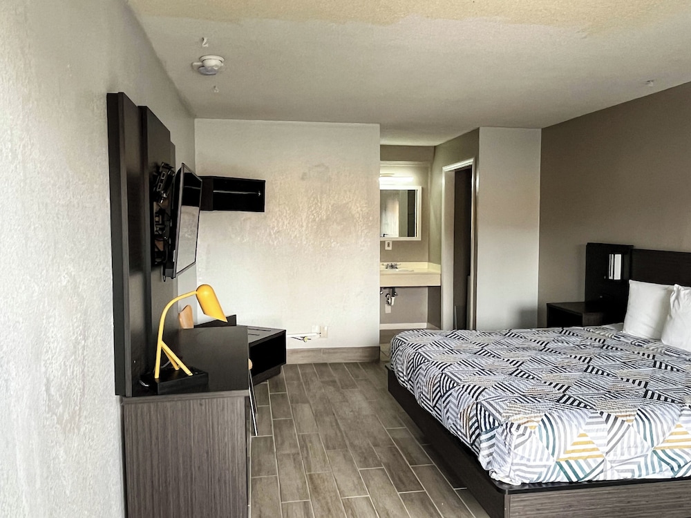 Standard Room, 1 King Bed, Non Smoking photo 2