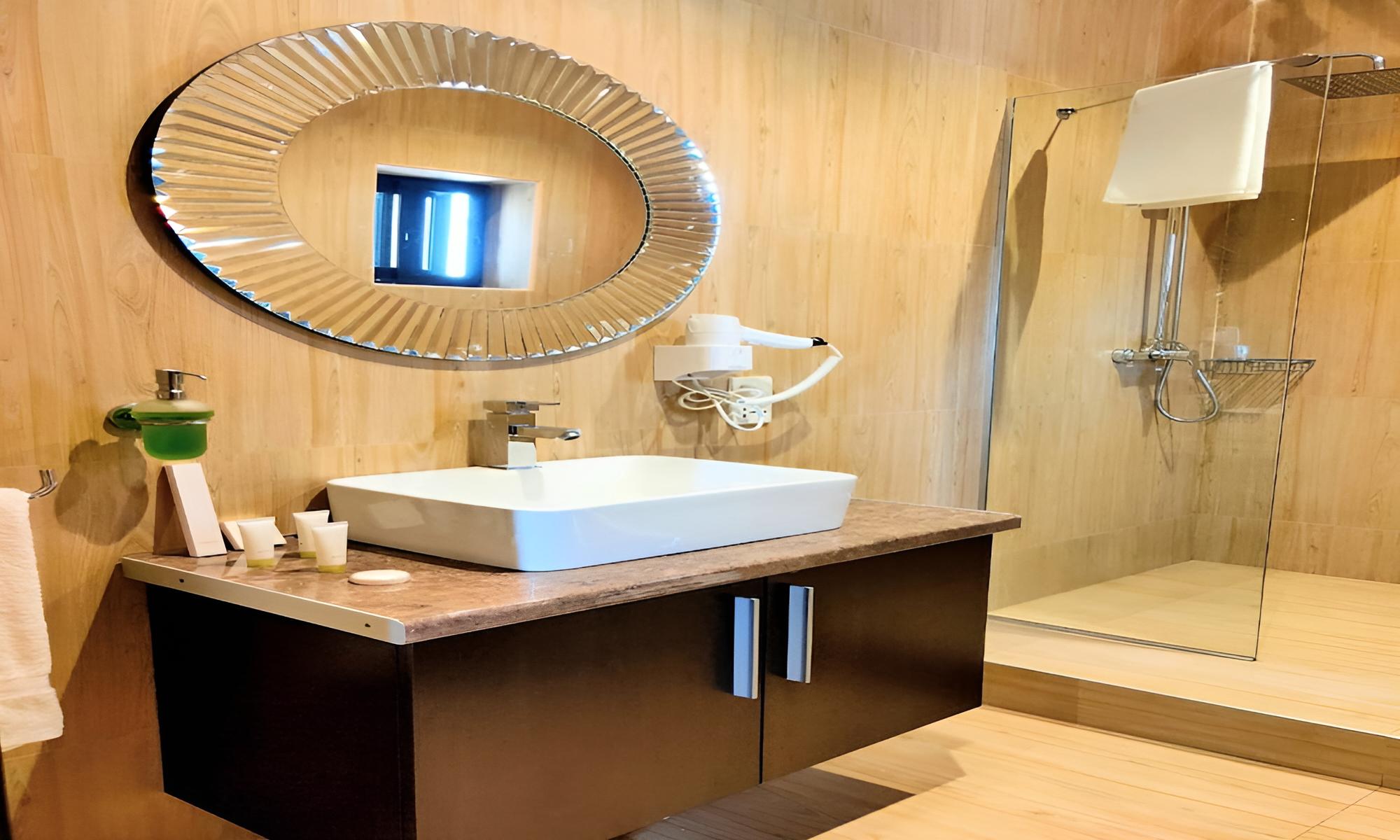 Executive Suite - Photo 3