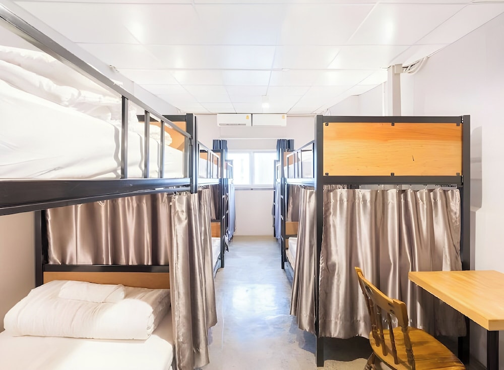 8 Beds Male Dorm Room Shared Bathroom