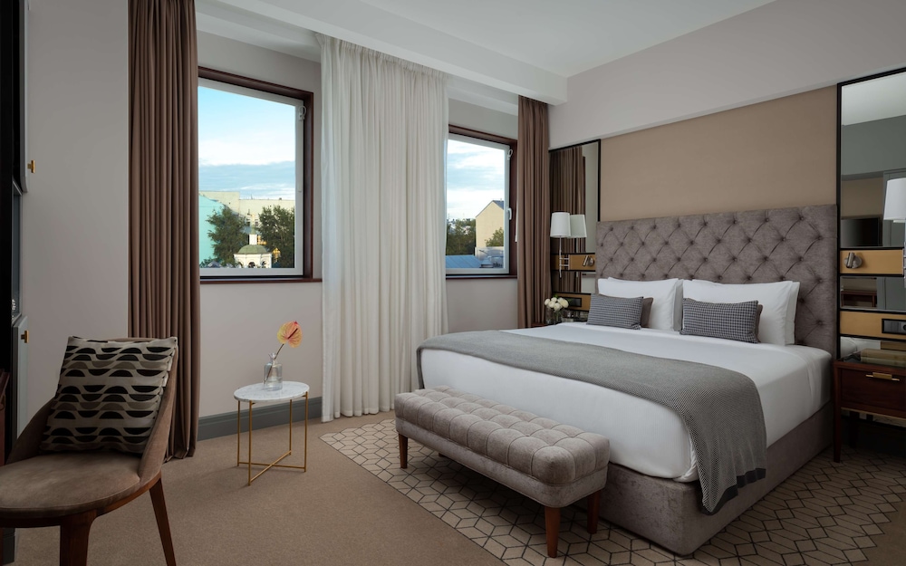 Deluxe Room, 1 King Bed, City View photo 1
