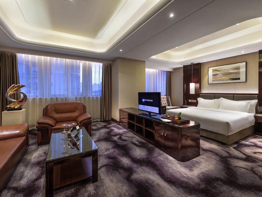 Deluxe Suite, 1 King Bed photo 3