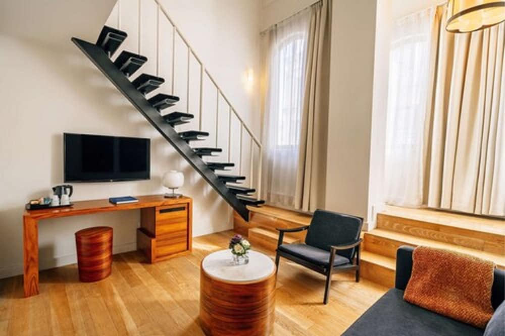 Deluxe Duplex, 1 King Bed with Sofa bed photo 2