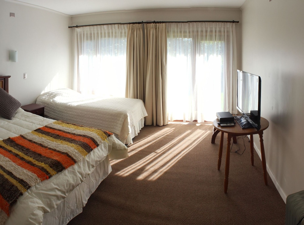 Standard Quadruple Room, Pool Access, Park View photo 2