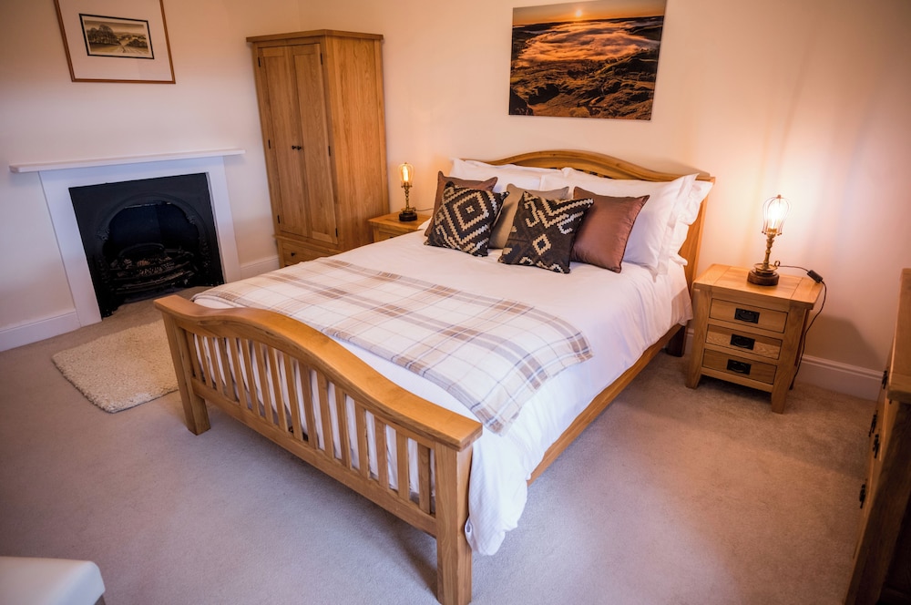 Classic Double Room, 1 King Bed, Hill View photo 3