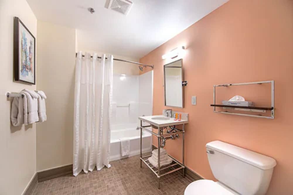 Room, 1 Queen Bed, Non Smoking (Original 47) - Photo 4