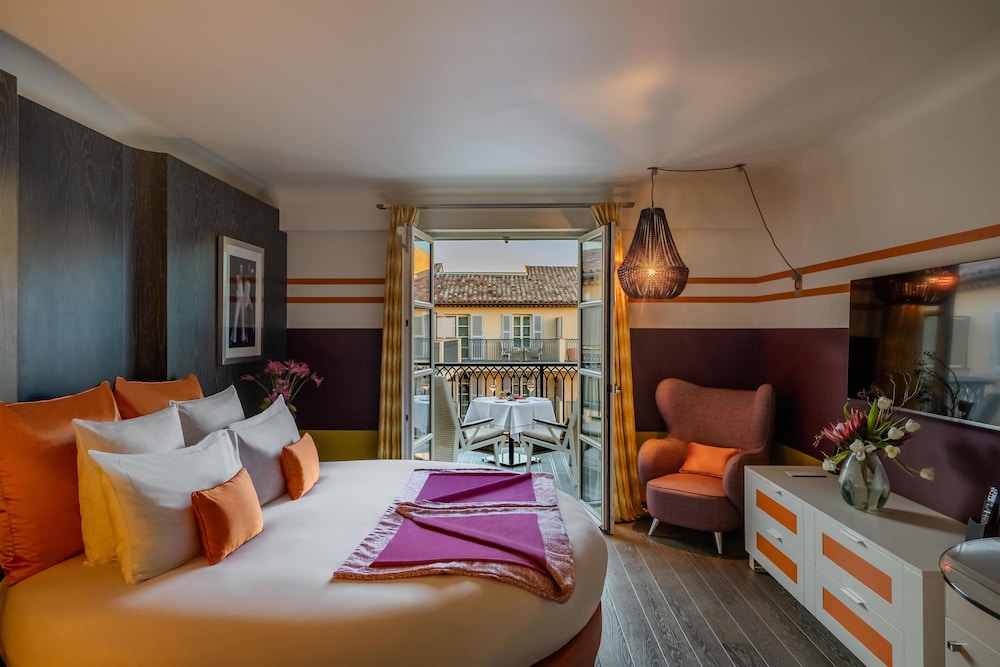 Room (Round Patio Terrace)