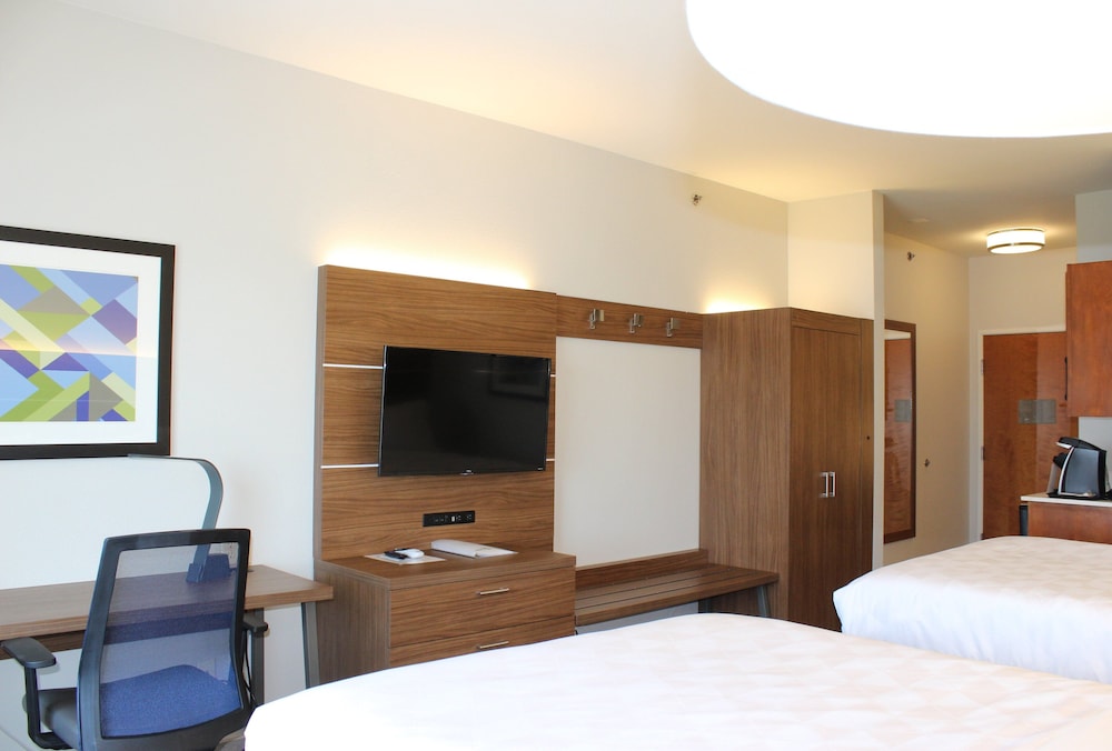 Room, 2 Queen Beds, Accessible, Non Smoking (Hearing) - Photo 1