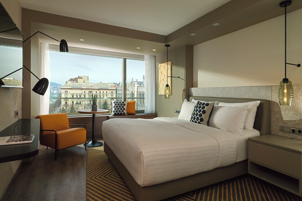 Executive Suite, 1 King Bed, River View - Photo 8