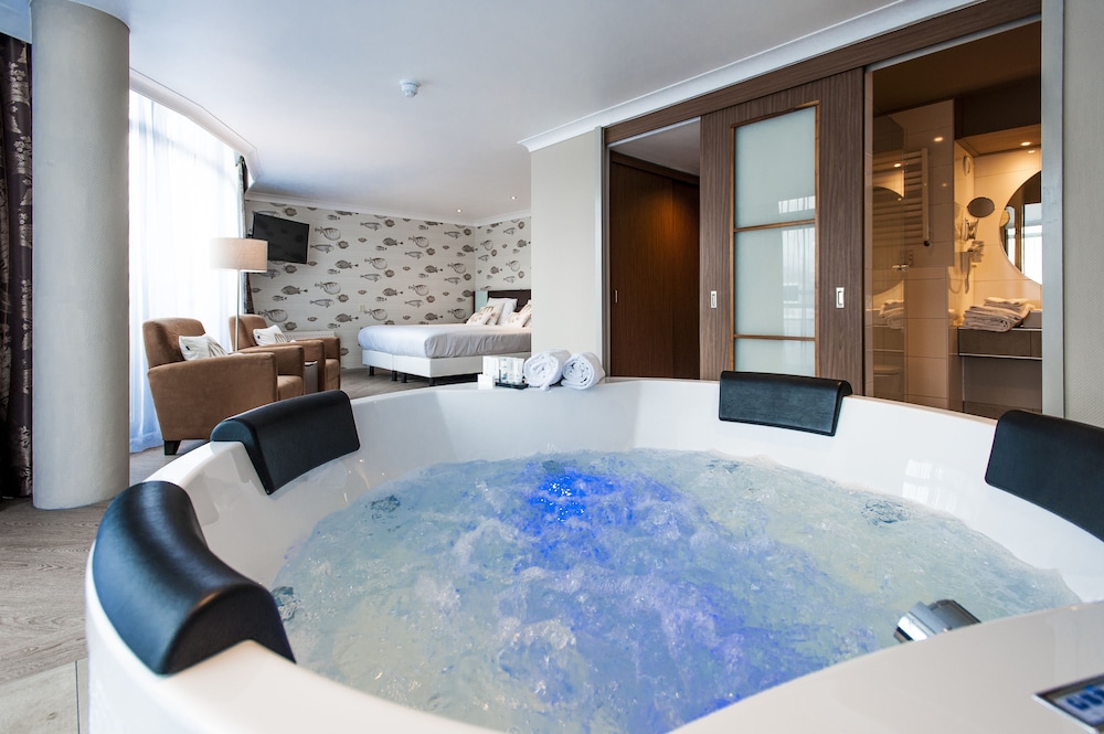 Studio Suite, Jetted Tub