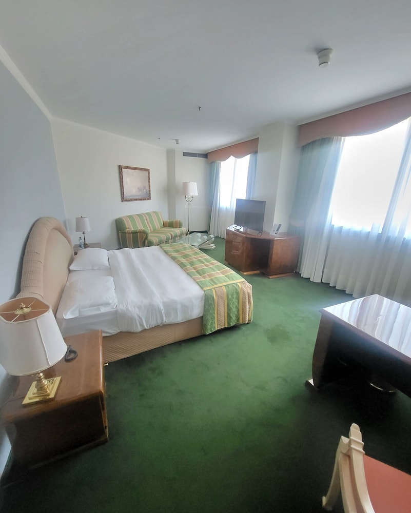 Deluxe Suite, Jetted Tub - Photo 5