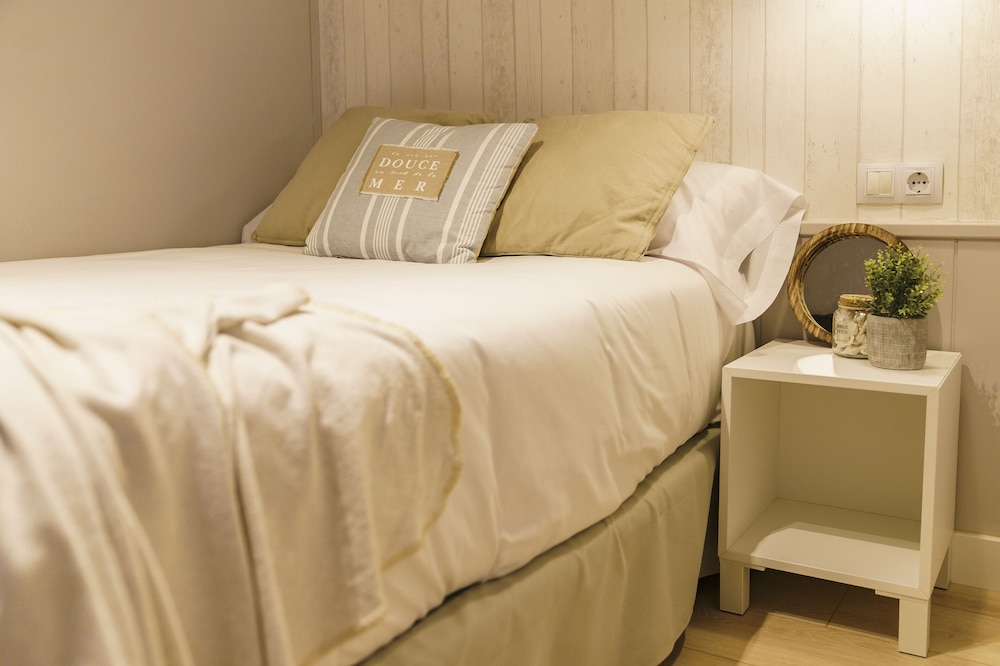 Single Room (Interior)