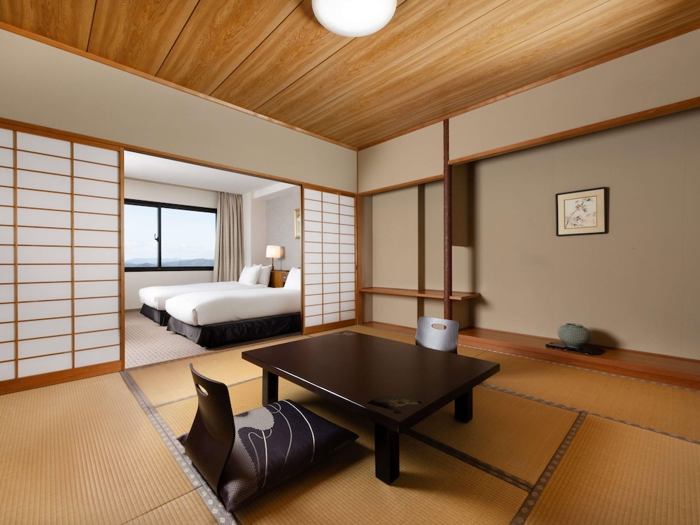 Classic Suite, Multiple Beds, Mountain View