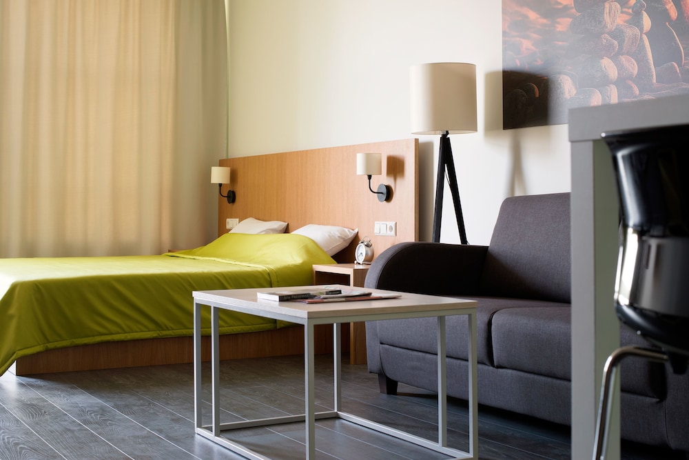 Family Room, Kitchenette - Photo 3