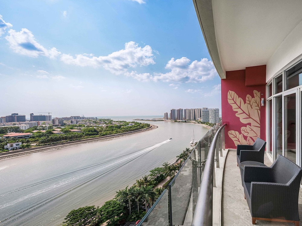 Deluxe Suite, 1 King Bed, Balcony, Sea View - Photo 4