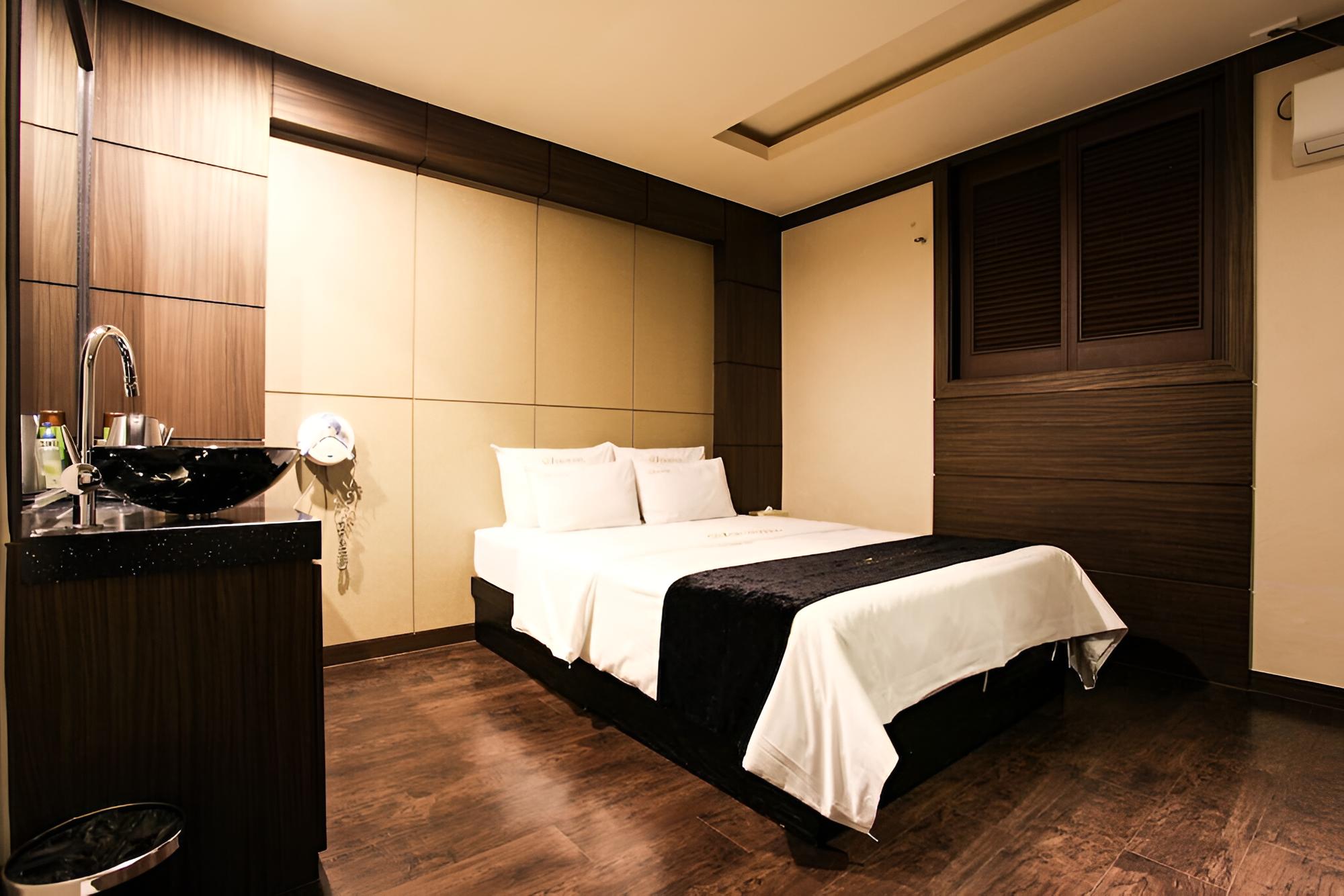 Room (Standard Room (Free WiFi/Netflix Avai)