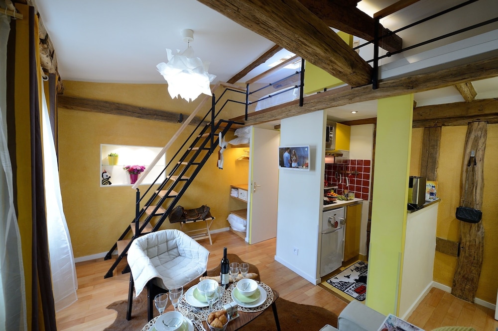Economy Studio (Yellow Cake) photo 2