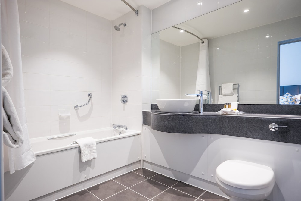 Suite, 1 Queen Bed (Minibar) - Photo 11