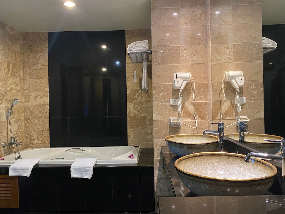Royal Studio Suite, Pool View - Photo 5