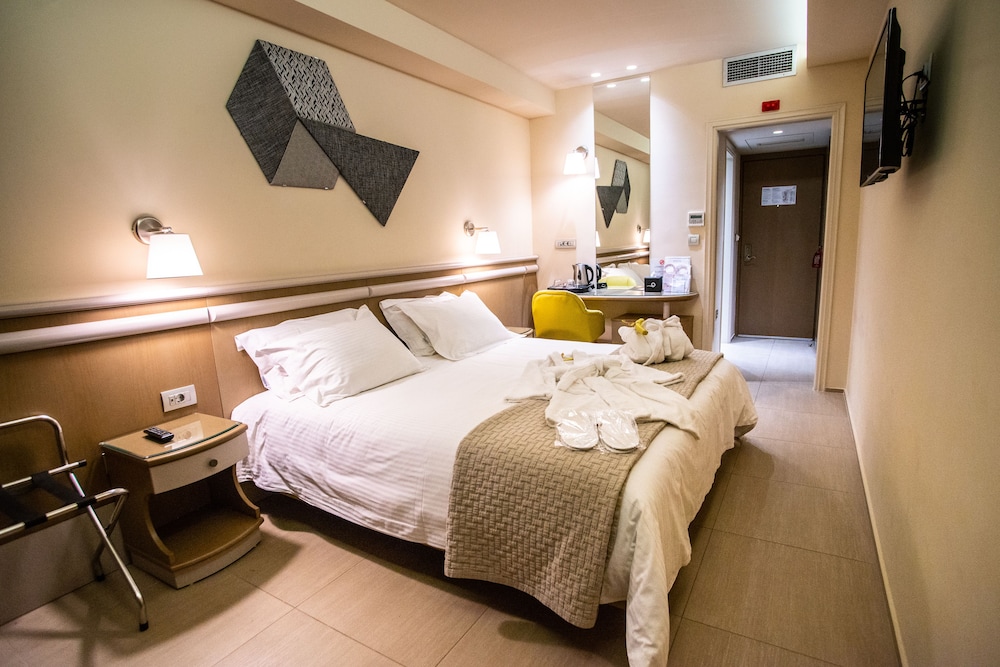 Superior Double or Twin Room, Partial Sea View