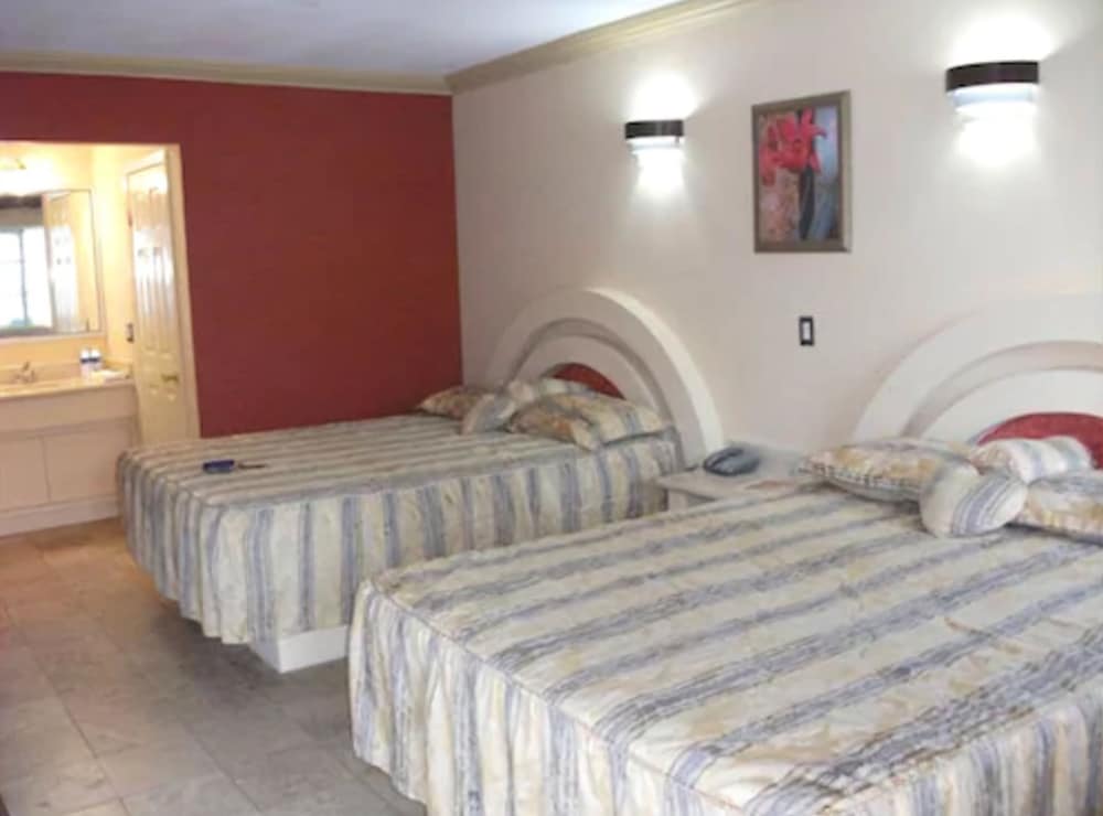 2 Queen Size Bed Room photo 1