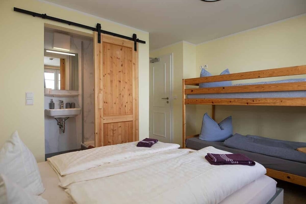 Basic Suite, Private Bathroom, Mountain View photo 2