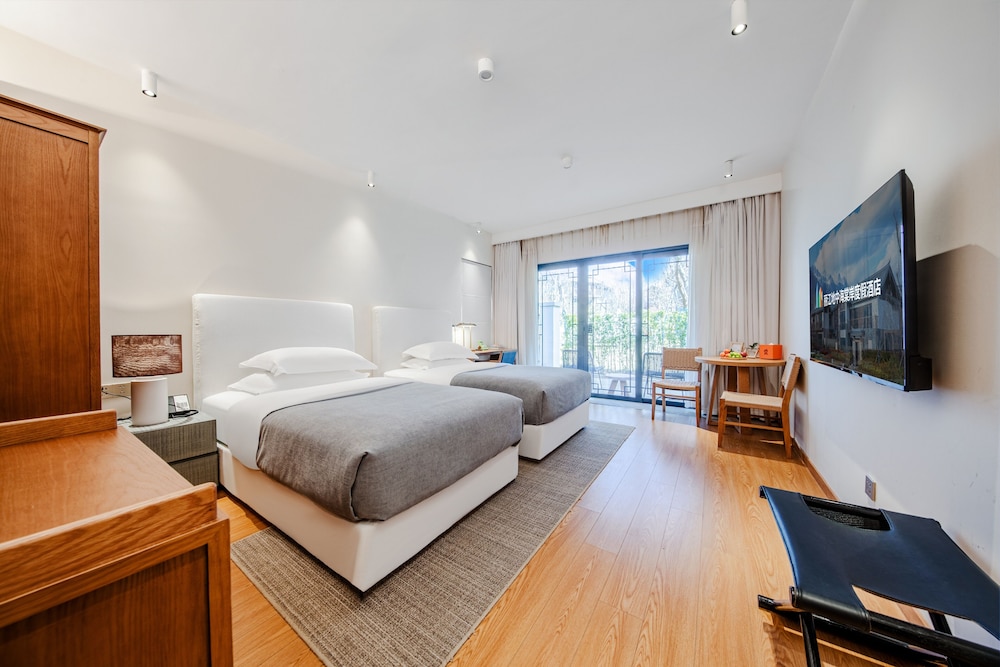 Comfort Twin Room, Multiple Beds, Housekeeping, Courtyard View