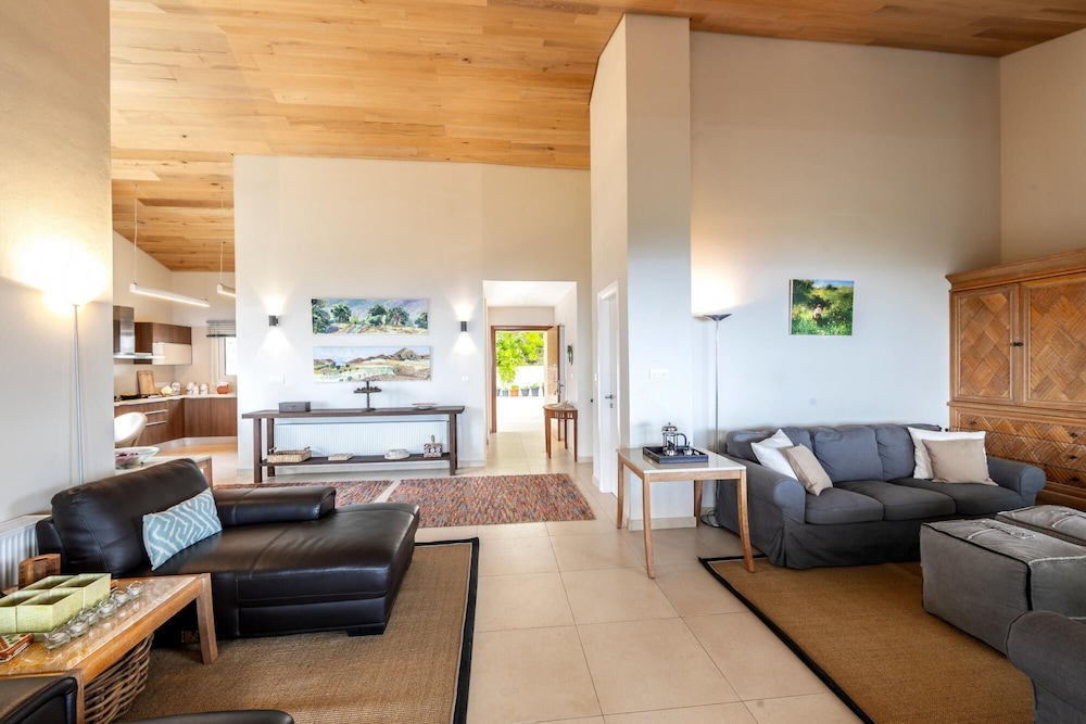 Villa photo 3
