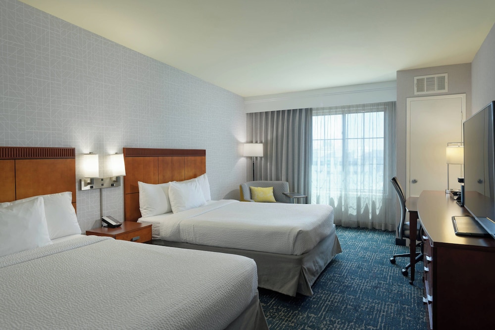 Room, 2 Queen Beds (Mobility Accessible, Tub)