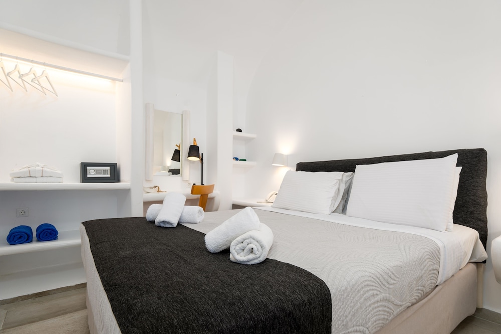 Loft Suite with Plunge Pool & Caldera View - Photo 1
