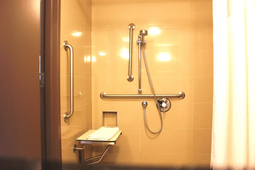 Room, 1 Queen Bed, Accessible (Roll-In Shower) - Photo 4