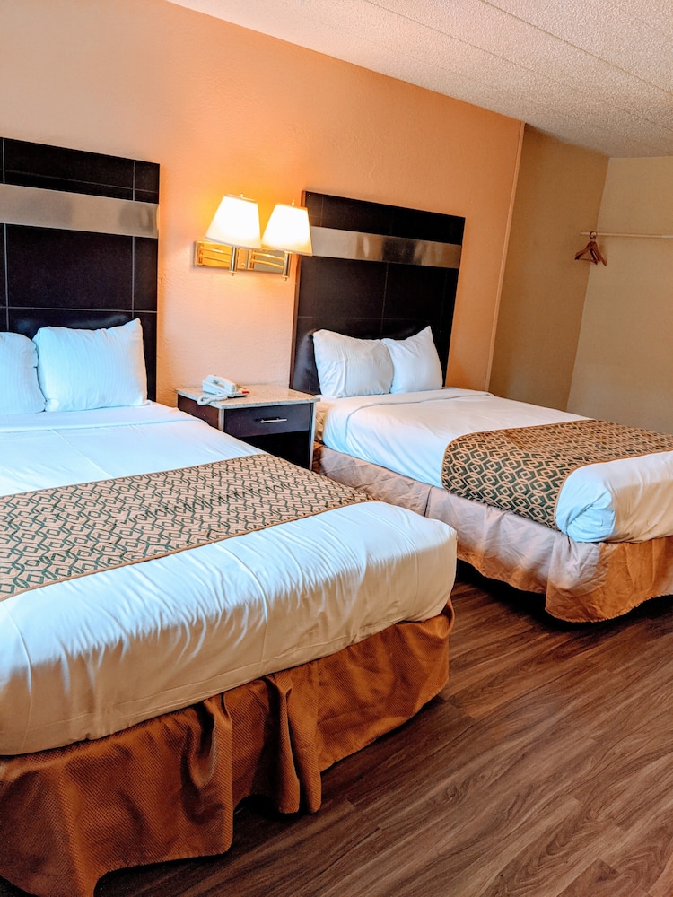 Basic Room, 2 Double Beds, Smoking - Photo 2