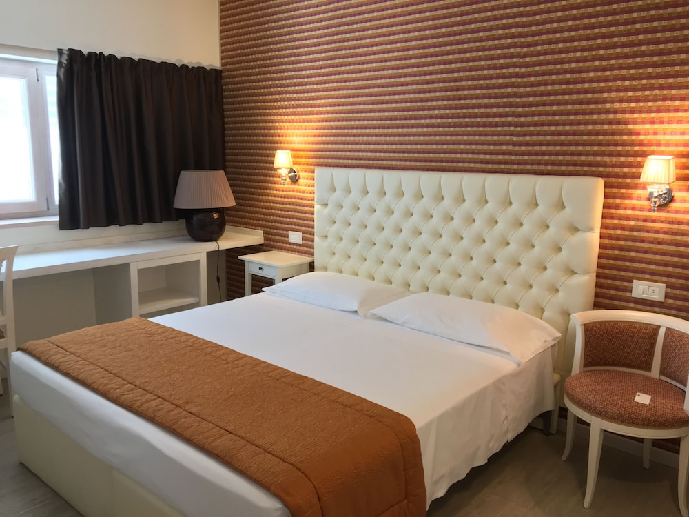 Comfort Triple Room, 1 Bedroom, Refrigerator, City View