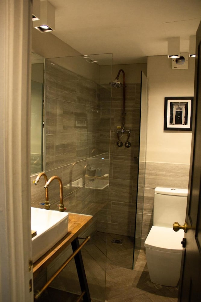 Deluxe Queen Room - Photo 1