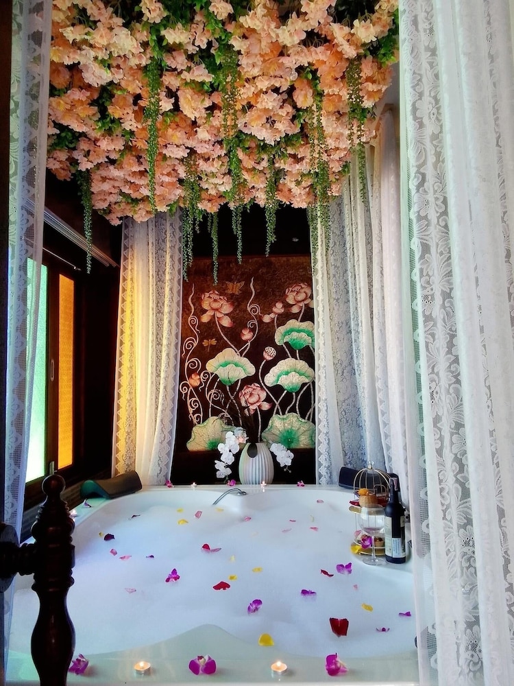 Lanna Jacuzzi Suite (Room Only) with balcony - Photo 5