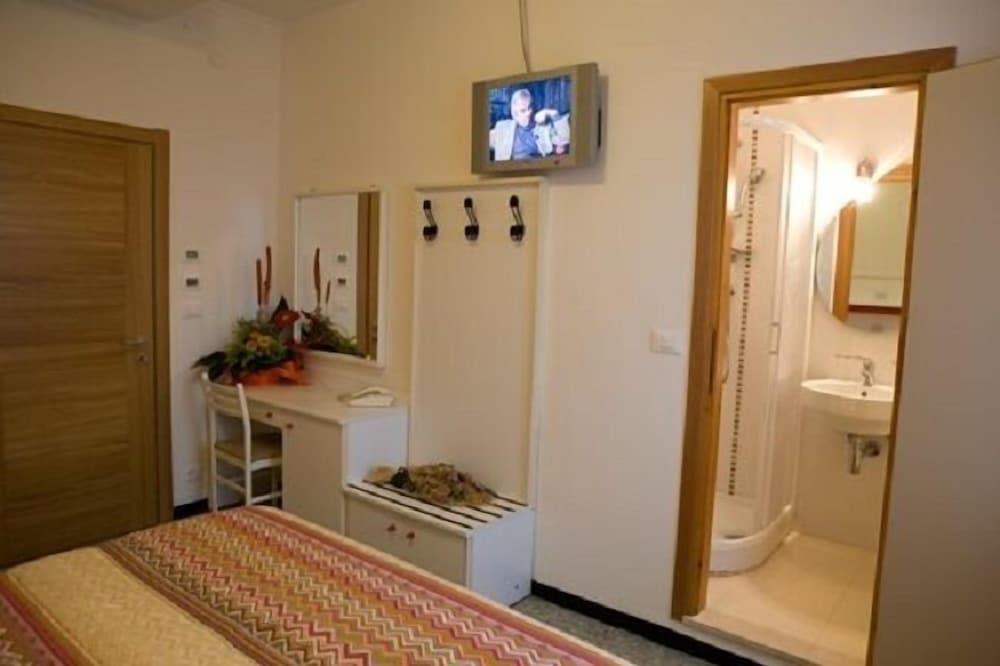 Basic Double Room Single Use photo 2