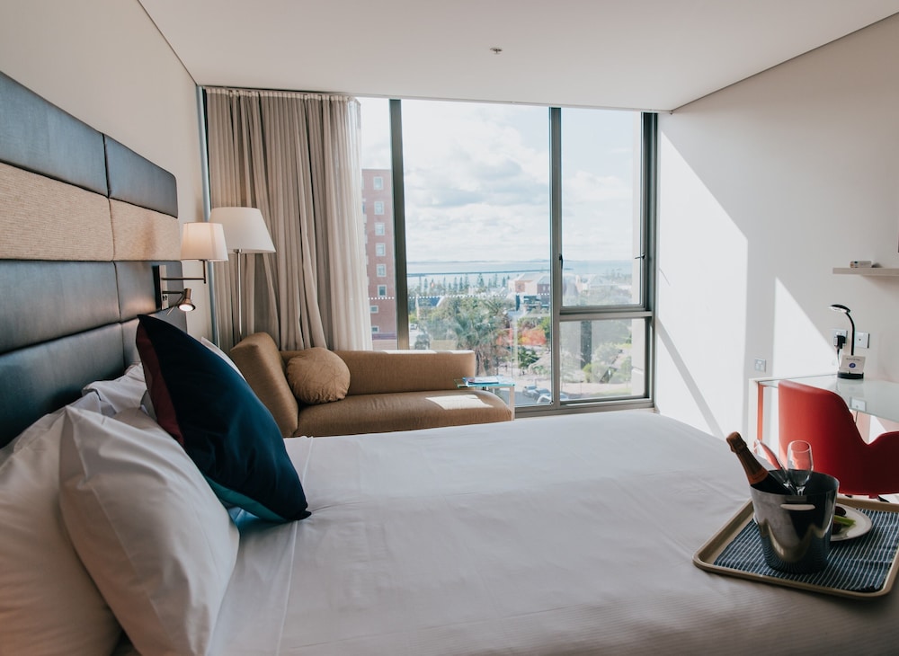 Superior Room, 1 King Bed, Harbor View photo 2