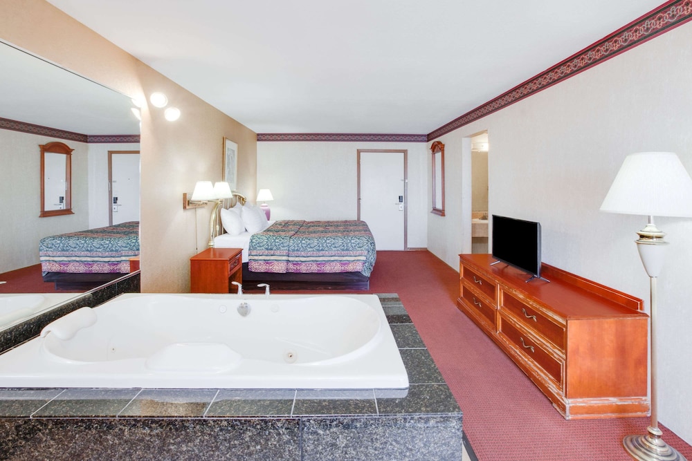 Standard Room, 1 King Bed, Balcony, Lake View photo 2