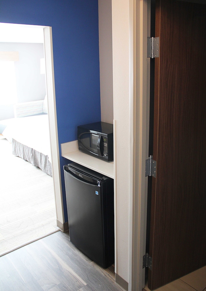 Standard Room, 1 King Bed, Mobility Accessible, Non Smoking (Communications) - Photo 4