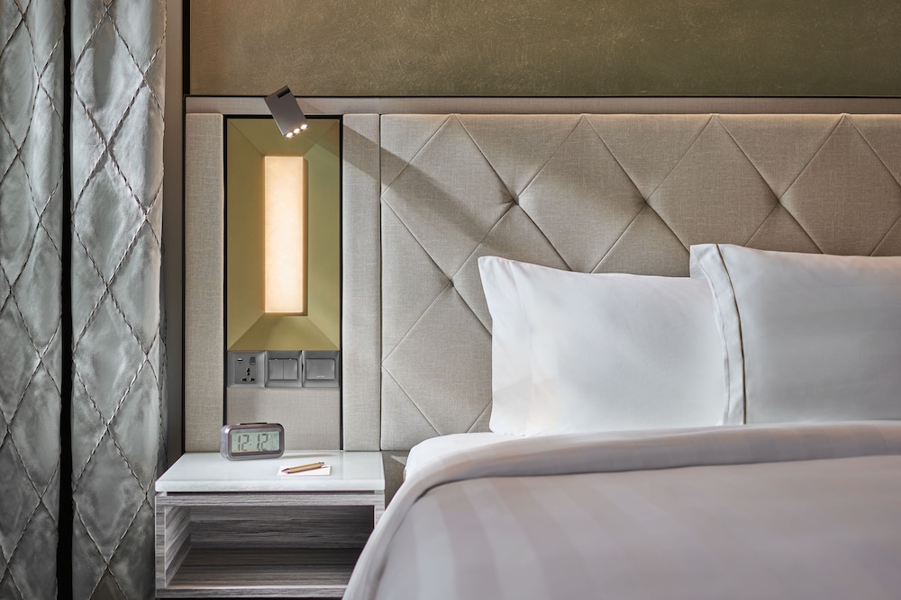 Deluxe Room with 1 King Bed photo 2