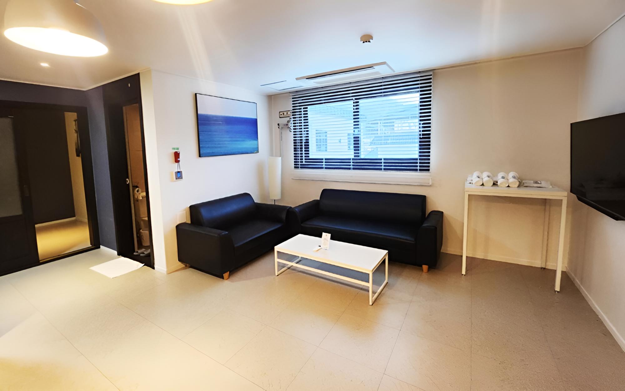 Room (Family Room B (bidet/hotel bedding/hi) - Photo 2